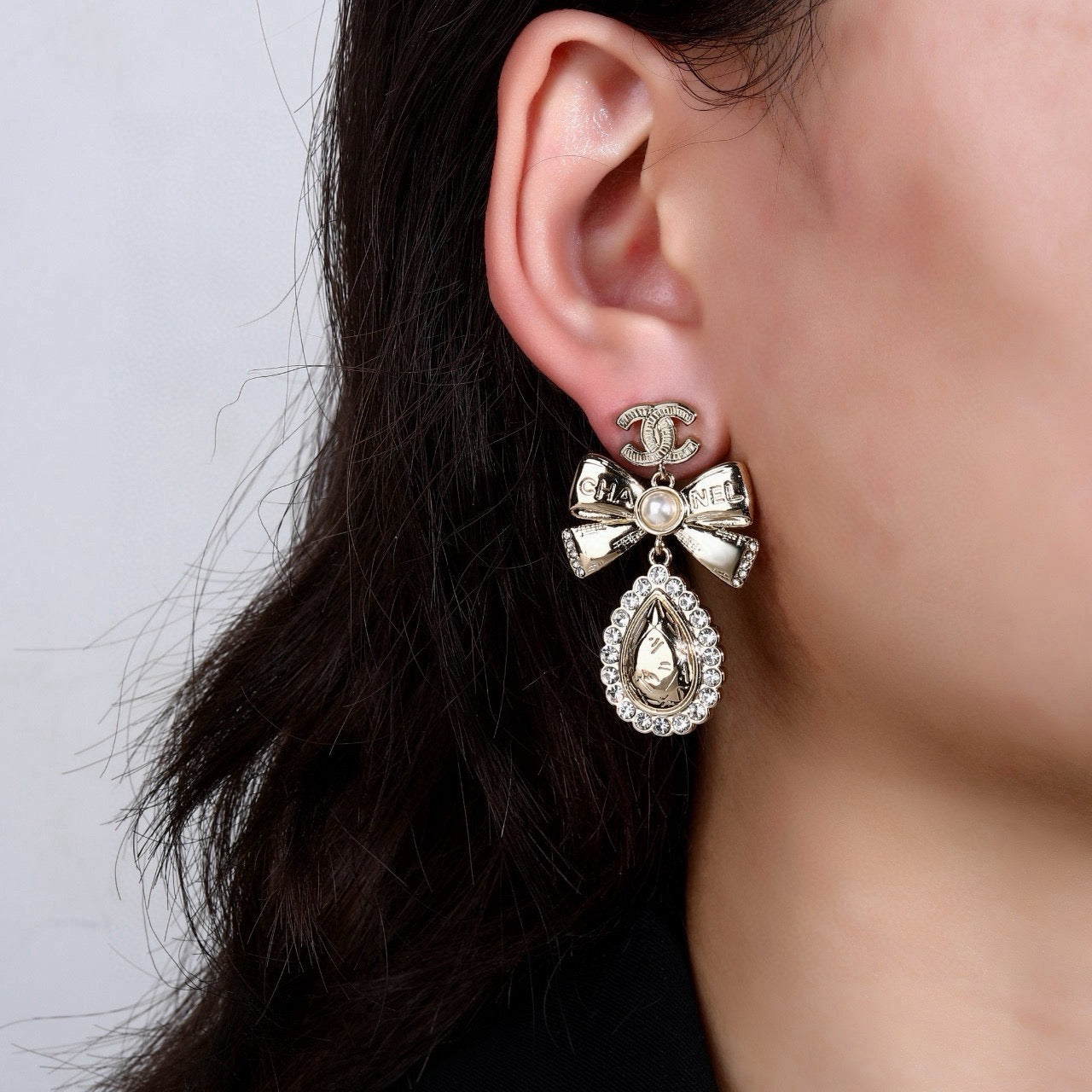 Pre-owned 1990s CC Logo Pearl Clip-on Earrings