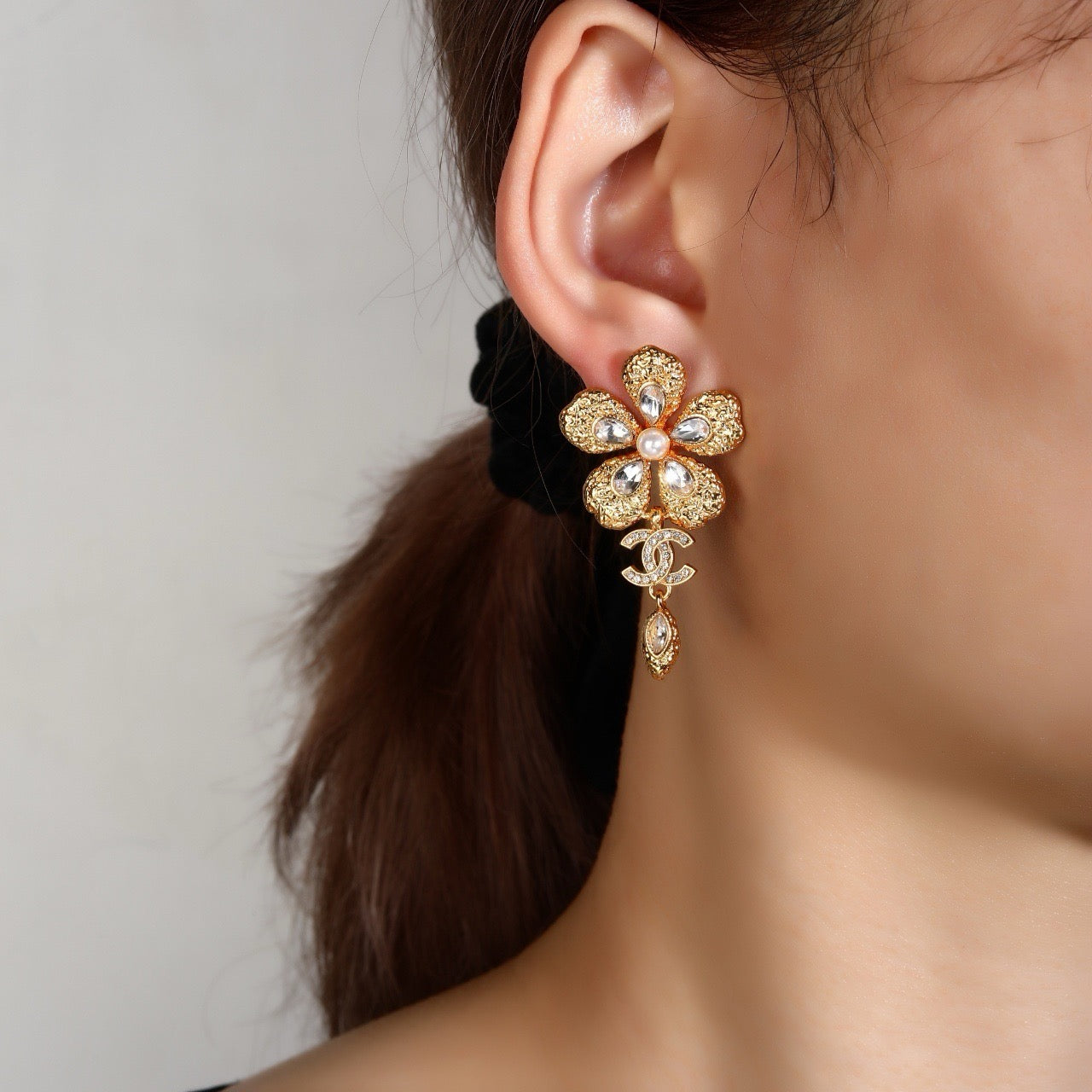Pre-owned 1990s CC Logo Pearl Clip-on Earrings
