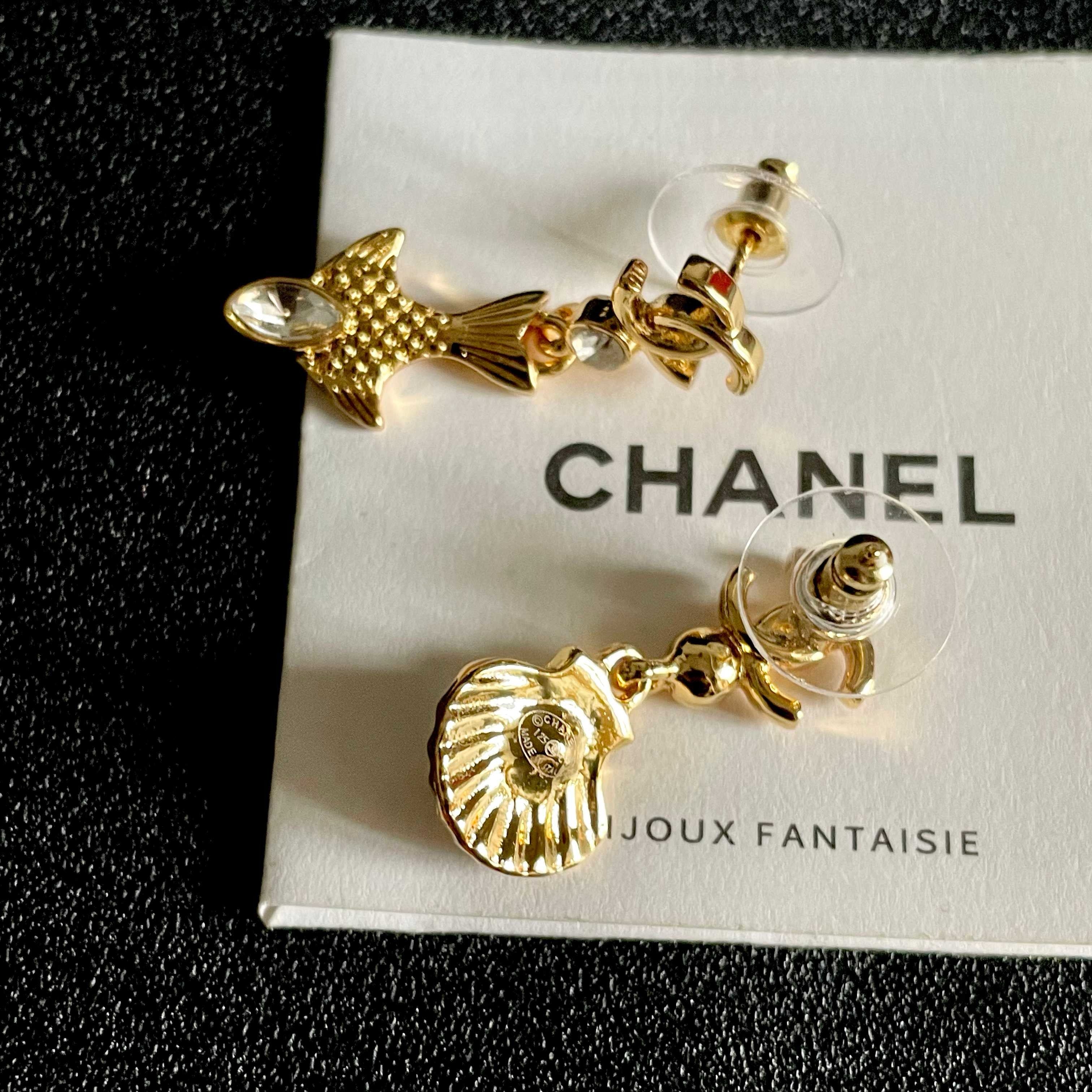 Vintage Authentic Gold-Tone Turn-Lock Earrings Shell Pearl