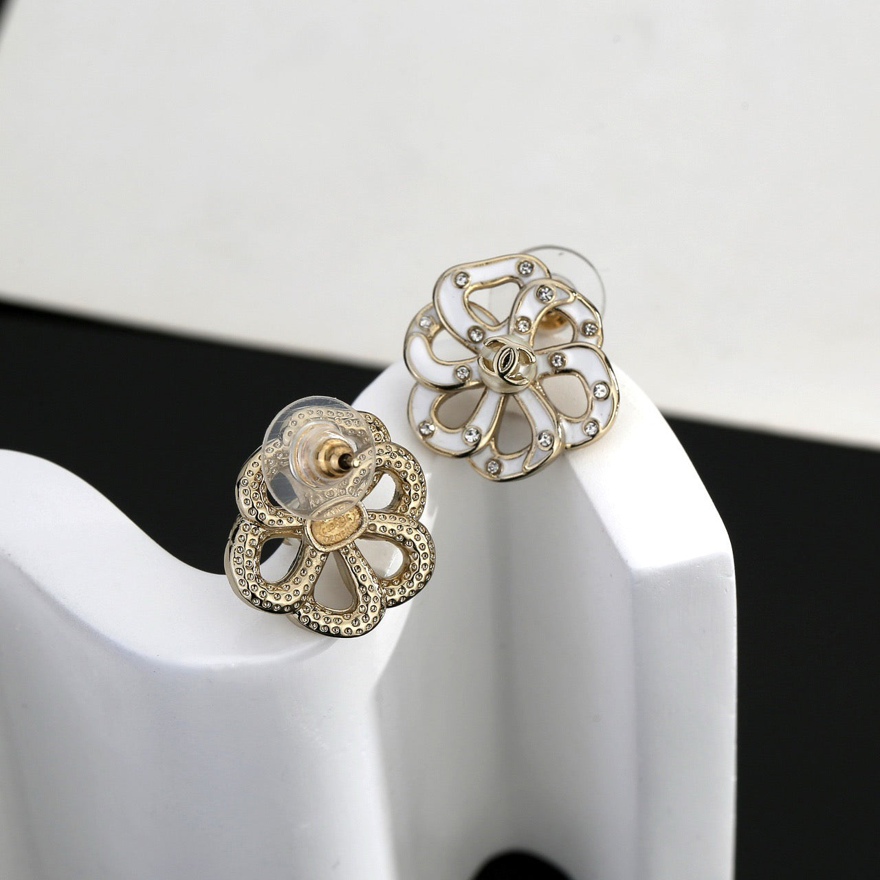Vintage Authentic Gold-Tone Turn-Lock Earrings Flower