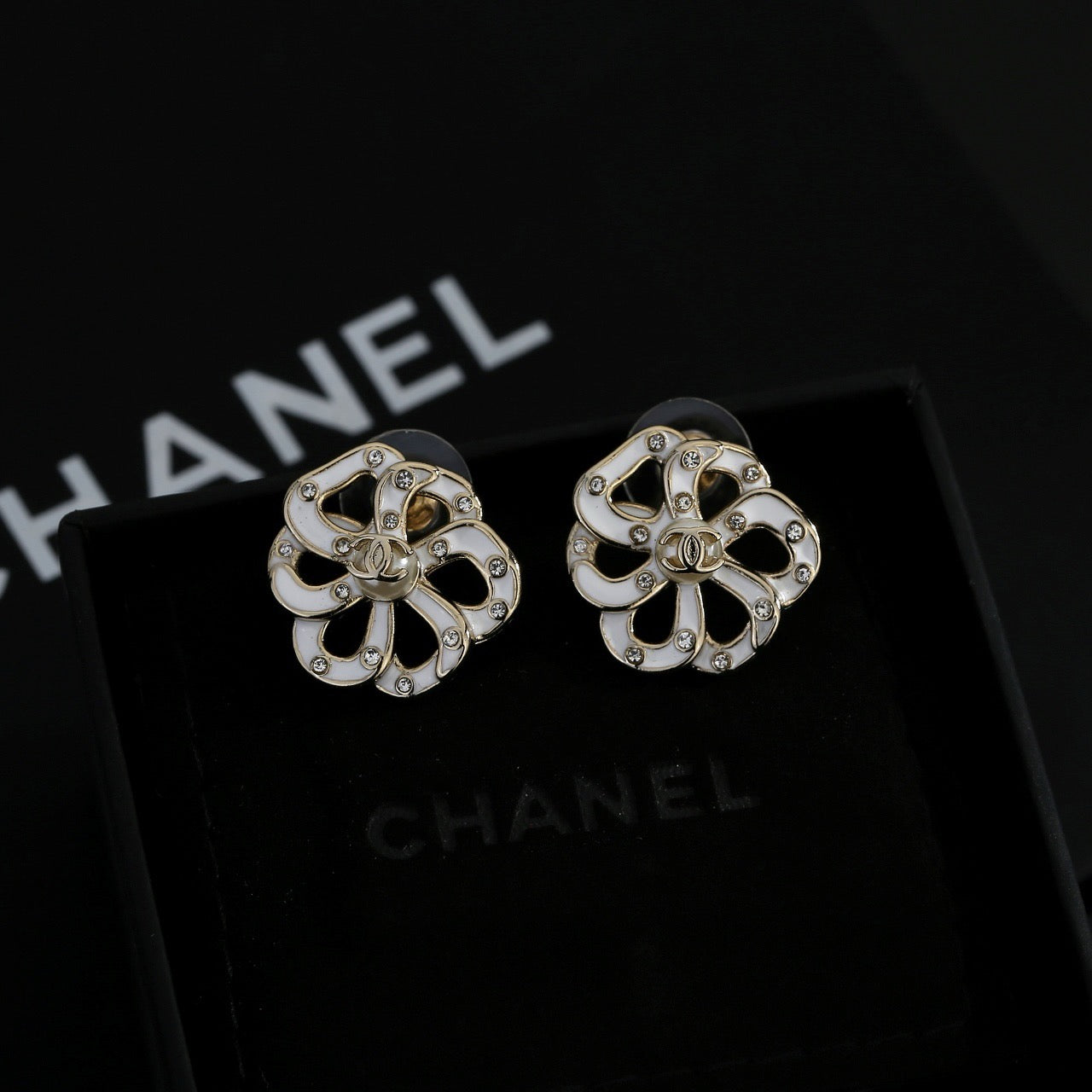 Vintage Authentic Gold-Tone Turn-Lock Earrings Flower
