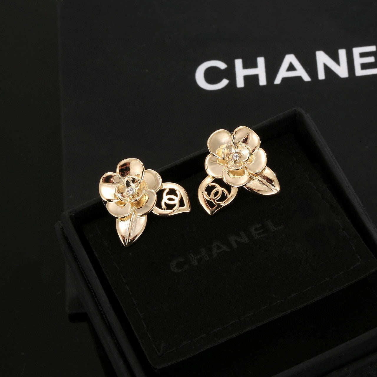 Vintage Authentic Gold-Tone Turn-Lock Earrings Flower