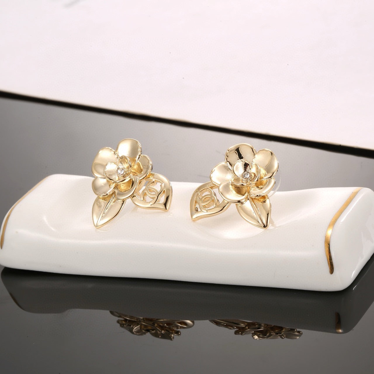 Vintage Authentic Gold-Tone Turn-Lock Earrings Flower