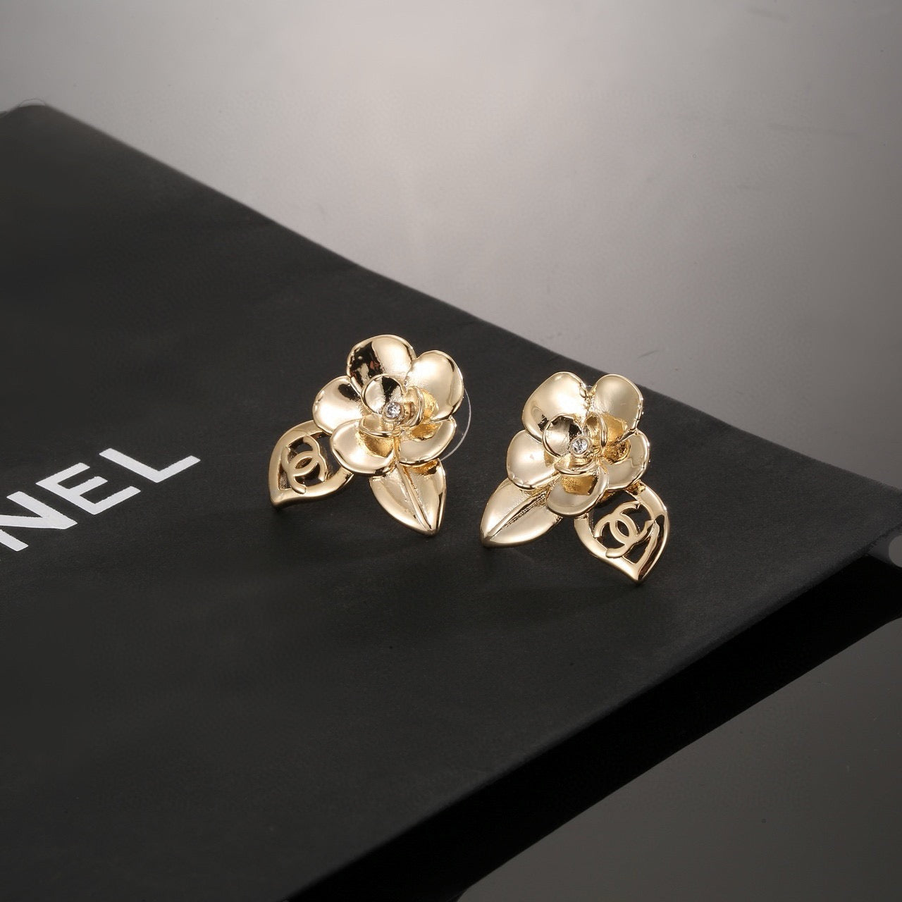 Vintage Authentic Gold-Tone Turn-Lock Earrings Flower