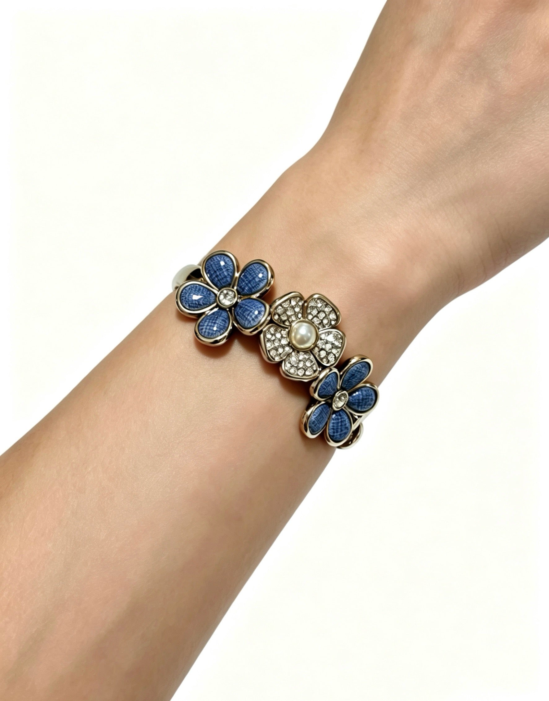Vintage Authentic Gold-Tone Turn-Lock Bracelet Necklace