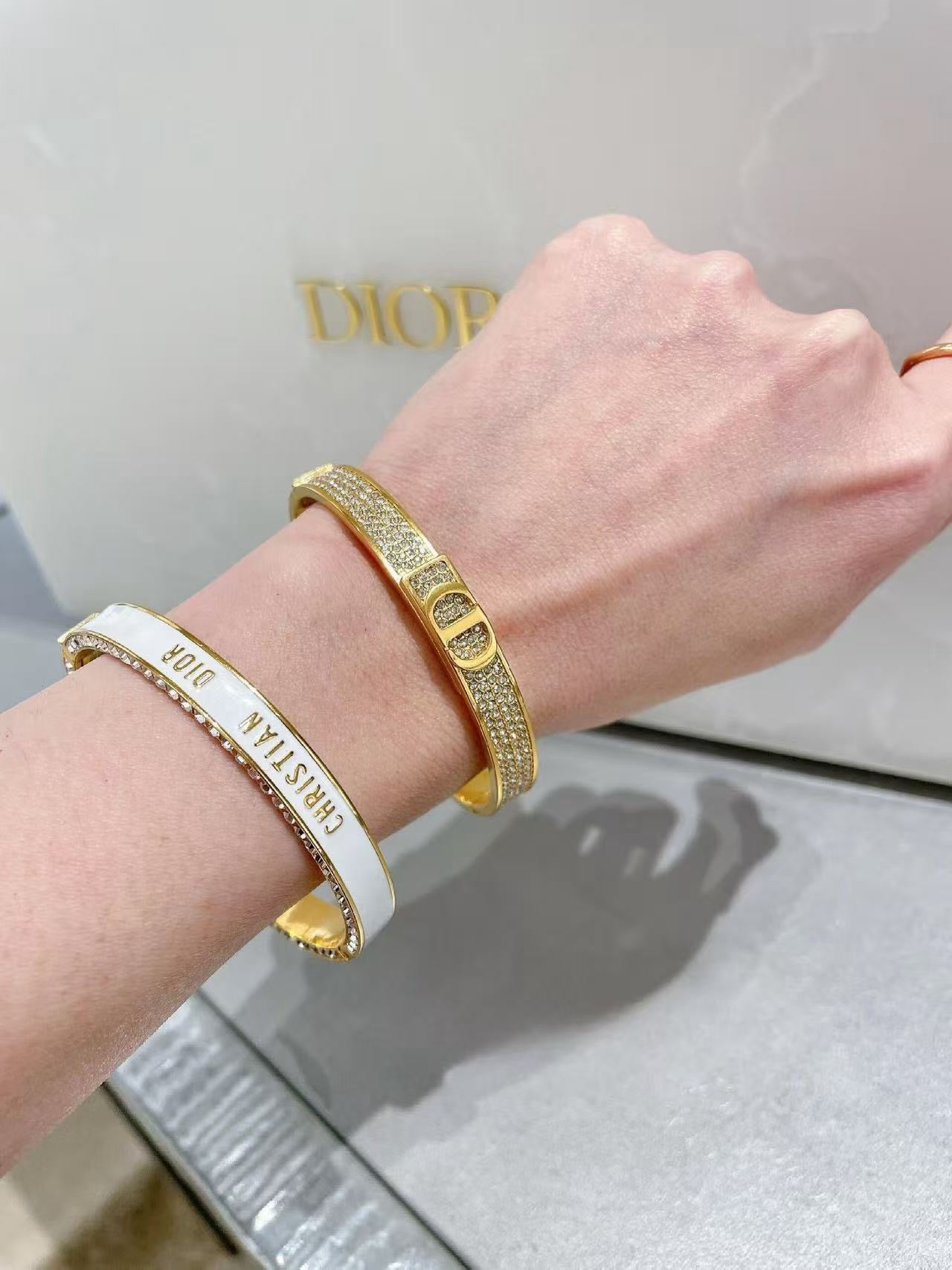 Vintage Authentic Gold-Tone Turn-Lock Bracelet Fine Black Fine White