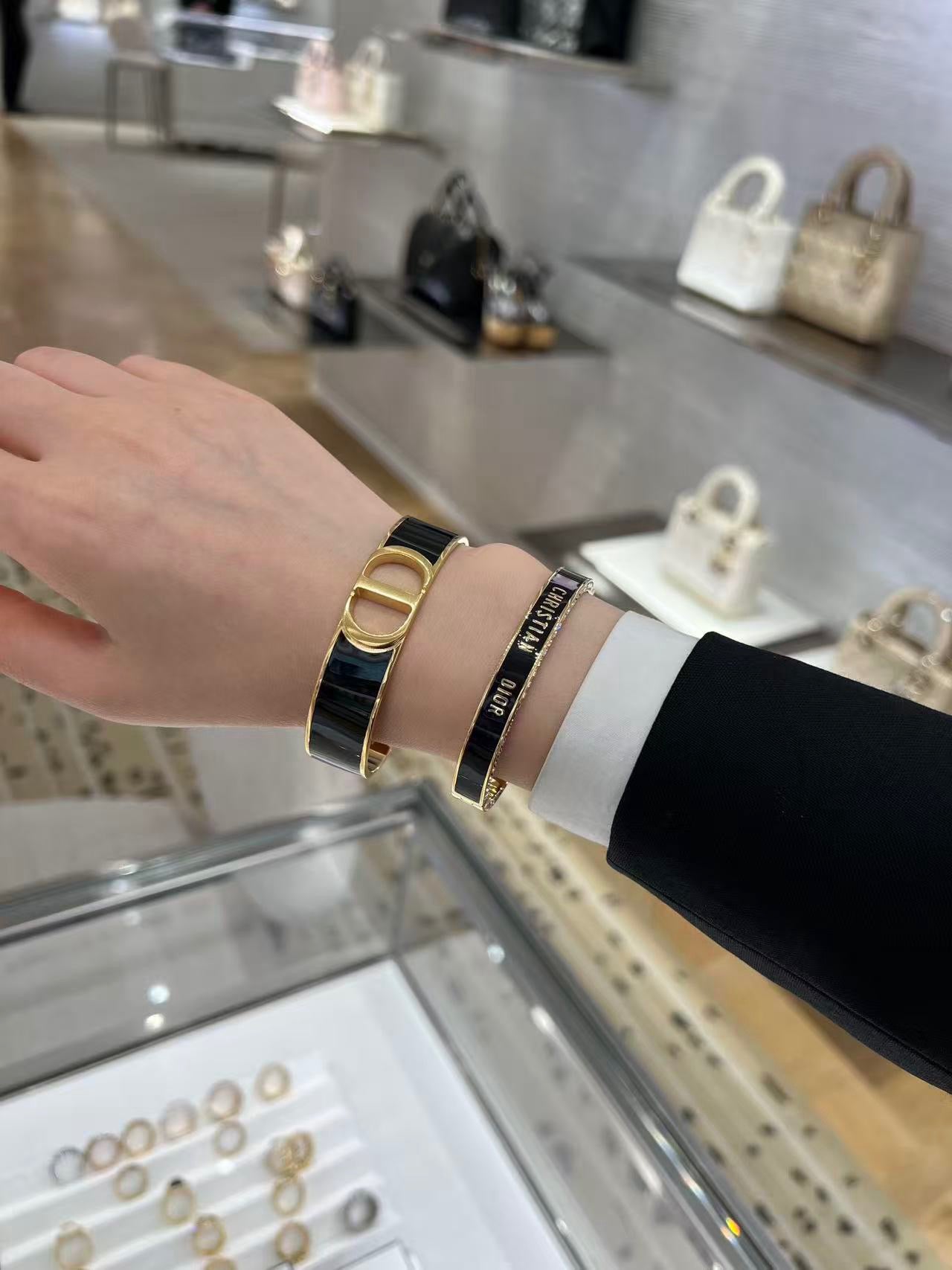 Vintage Authentic Gold-Tone Turn-Lock Bracelet Fine Black Fine White