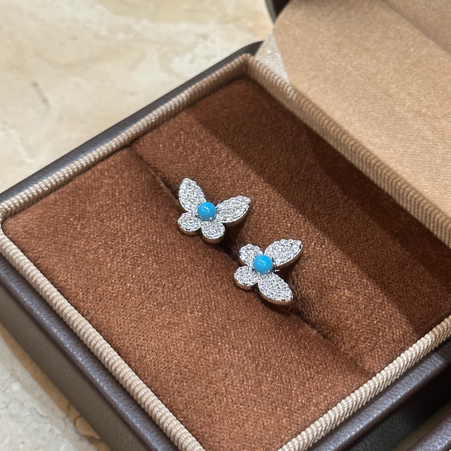 Vintage Authentic Butterfly Gold-Tone Turn-Lock Earrings Green stone