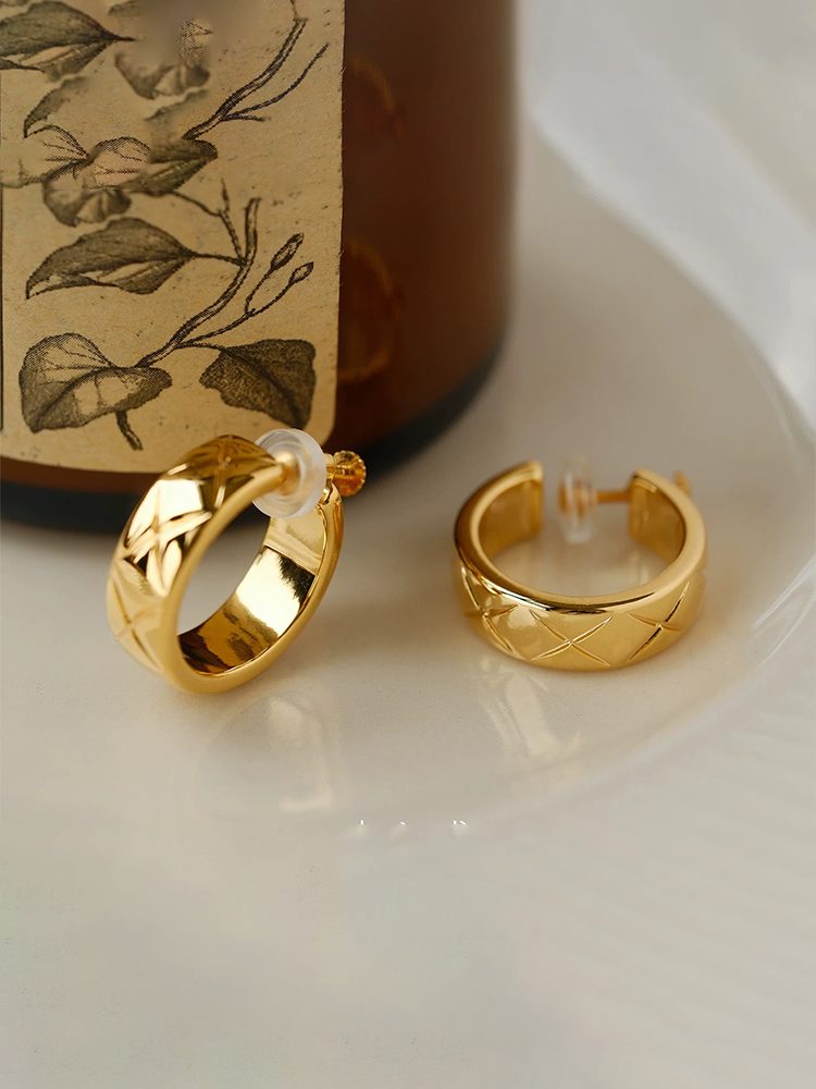 Quilted Twist Hoop Clip Earrings Screw Back Clip-On Earrings