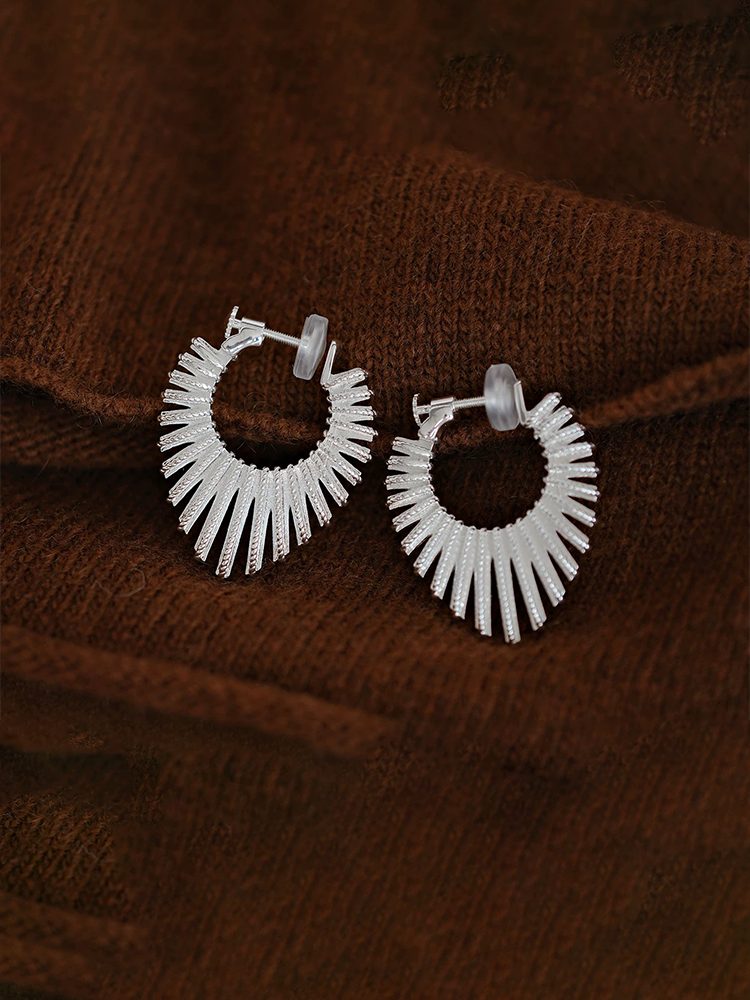 Silver-tone heart-shaped electroplated copper for non-pierced ears Screw Back Clip-On Earrings